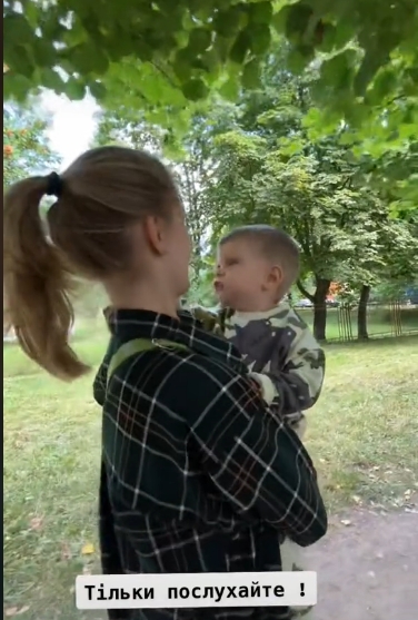 Малюк ще не всі букви вимовляє, але вже співає "Ой, у лузі": зворушливе відео